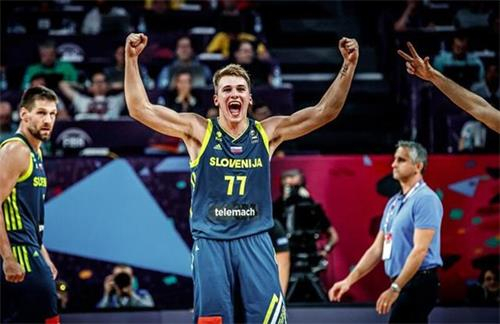 宋凯出席中国体育美术作品展览，与奥运冠军金牌合影（宋凯亮相中国体育美术作品展，与奥运冠军金牌同框留影）