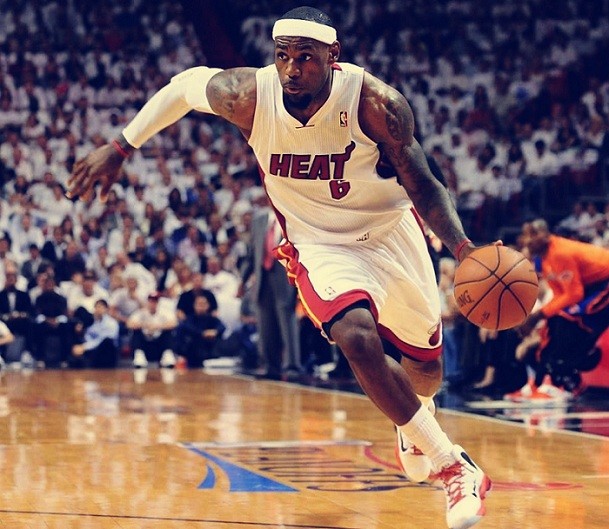 米体：将有一万名左右的那不勒斯球迷远征罗马，警方压力很大（米体：近万名那不勒斯球迷将客赴罗马，警方安保压力陡增）