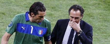 连输埃因霍温、本菲卡，那不勒斯队史首次遭遇欧冠客场连败（先后负于埃因霍温和本菲卡，那不勒斯队史首度在欧冠遭遇客场连败）