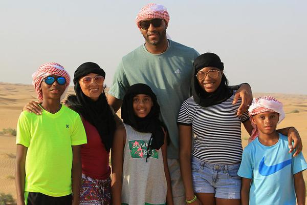 太阳报：麦克托米奈领意甲最佳球员奖，被女友透视着装抢风头（太阳报：麦克托米奈获意甲年度最佳，女友透视造型抢镜）