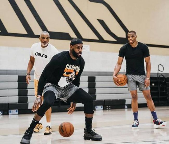 湖人浓眉哥篮下统治球队获胜（浓眉篮下制霸助湖人取胜）