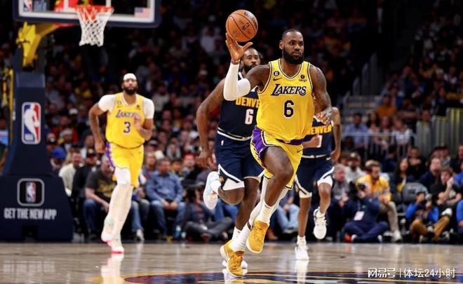 雷迪克：我们的防守轮转会越来越好 节末关键时段防守表现糟糕（雷迪克：防守轮转会持续改进，但节末关键时段的防守发挥不佳）