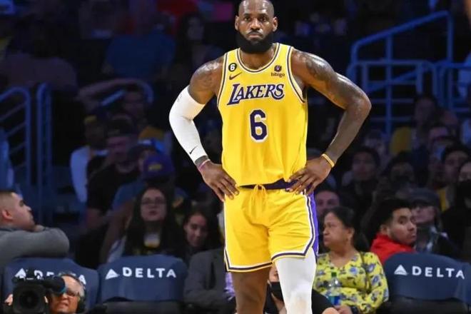 苦苦支撑！锡安强突拉杆上篮2+1 个人已经9投8中砍下21分（独自扛旗！锡安强突拉杆打成2+1，9投8中已砍下21分）