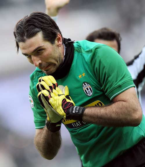 字母哥暴扣点燃主场（字母哥重扣引爆全场）