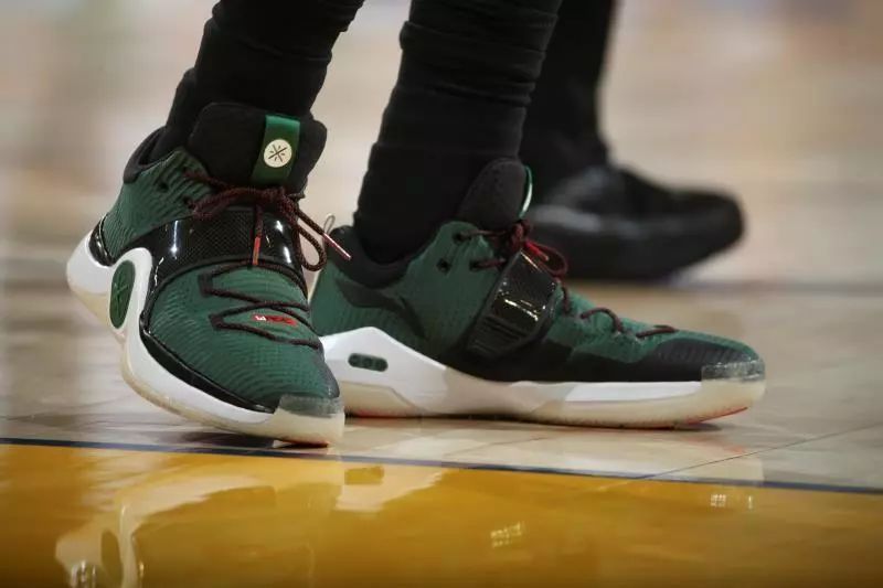 猛龙三大得分手合砍72分，带队终结两连败（猛龙三箭头合力轰下72分，止住两连败）