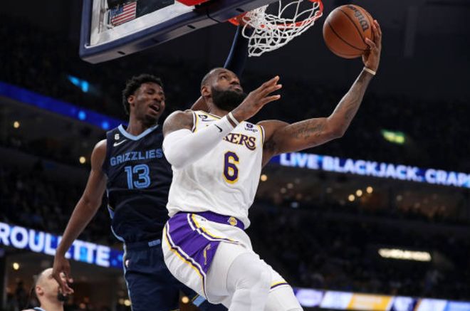 利物浦暂时摆脱困境，但斯洛特执教仍存疑，维尔茨与基耶萨表现关键，战术调整引发争议。（利物浦短暂回暖，斯洛特执教仍受质疑；维尔茨与基耶萨成关键，战术调整掀起争议）